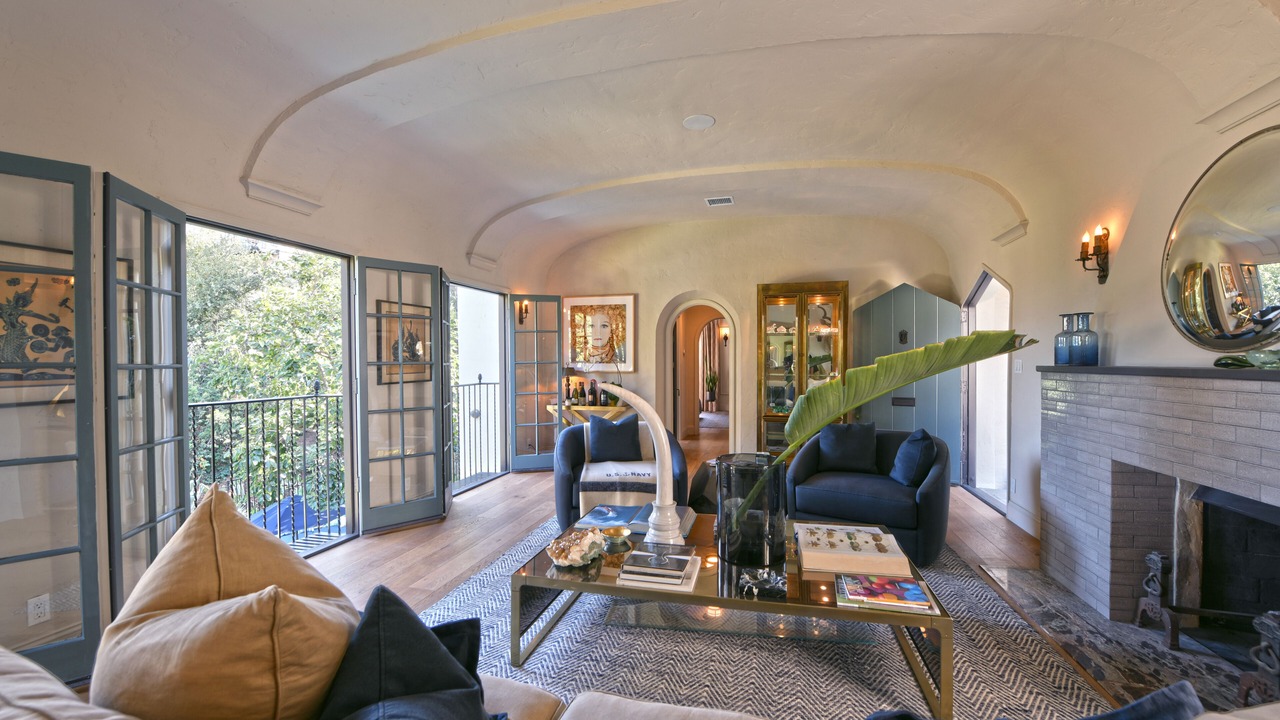 Photo of Livingroom in Beachwood Canyon