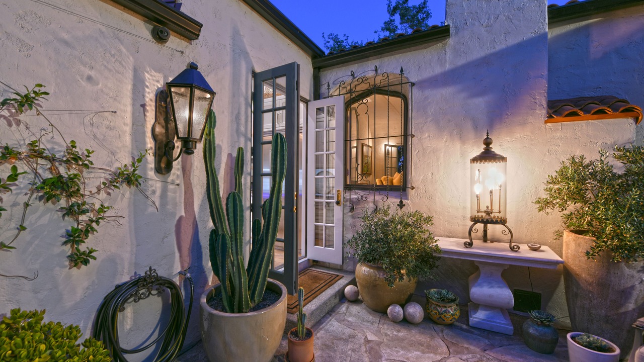 Photo of Patio Balcony in Beachwood Canyon