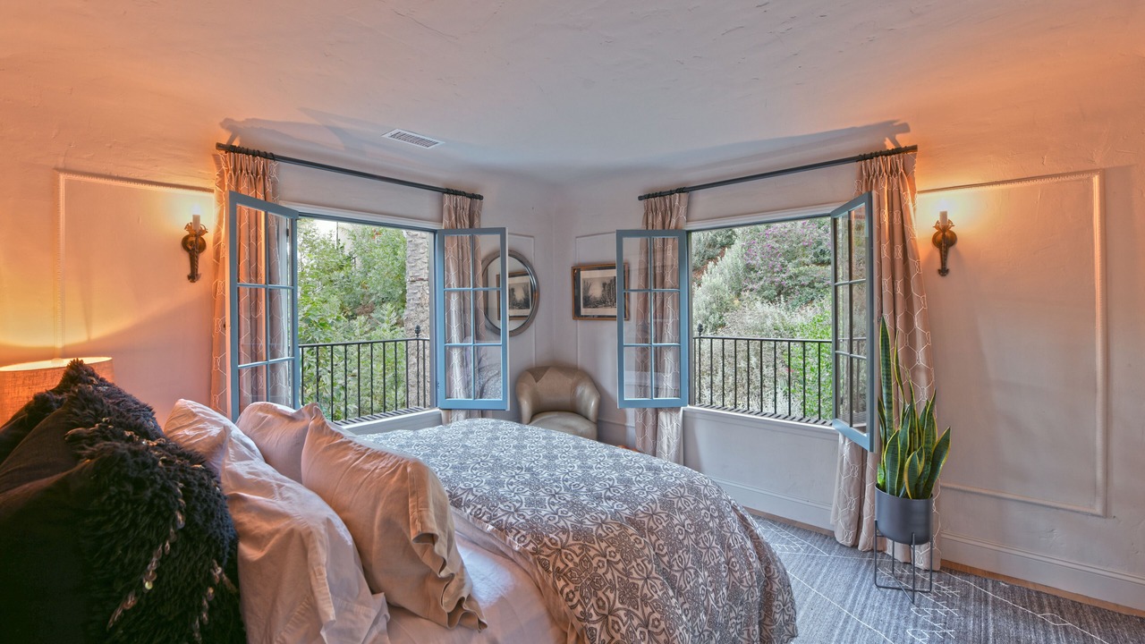 Photo of Bedroom in Beachwood Canyon