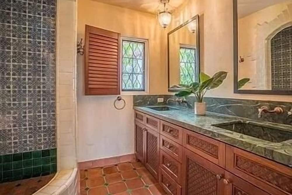 Photo of Bathroom in Sunset Cliffs
