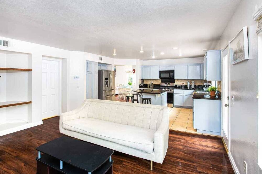 Photo of Livingroom in Corona