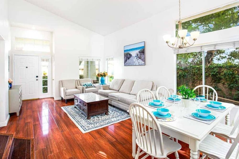 Photo of Livingroom in Corona