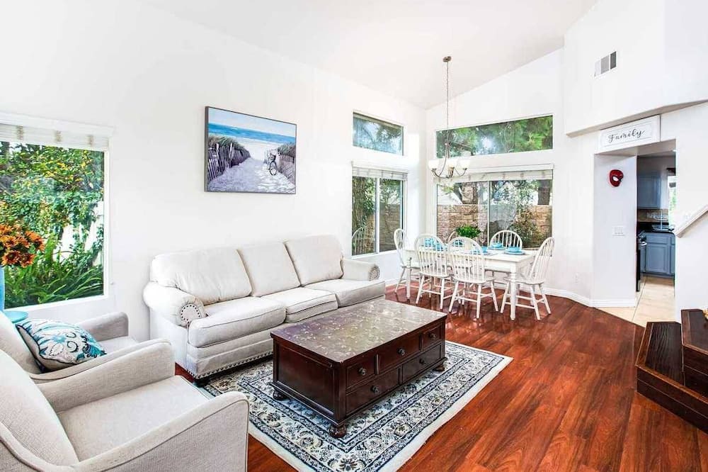 Photo of Livingroom in Corona