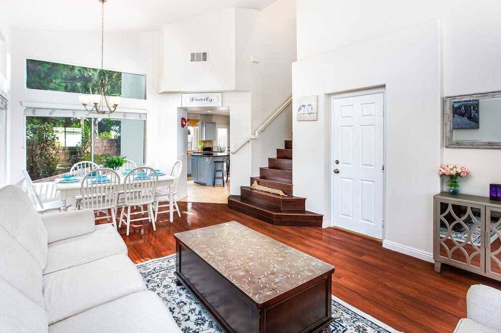 Photo of Livingroom in Corona