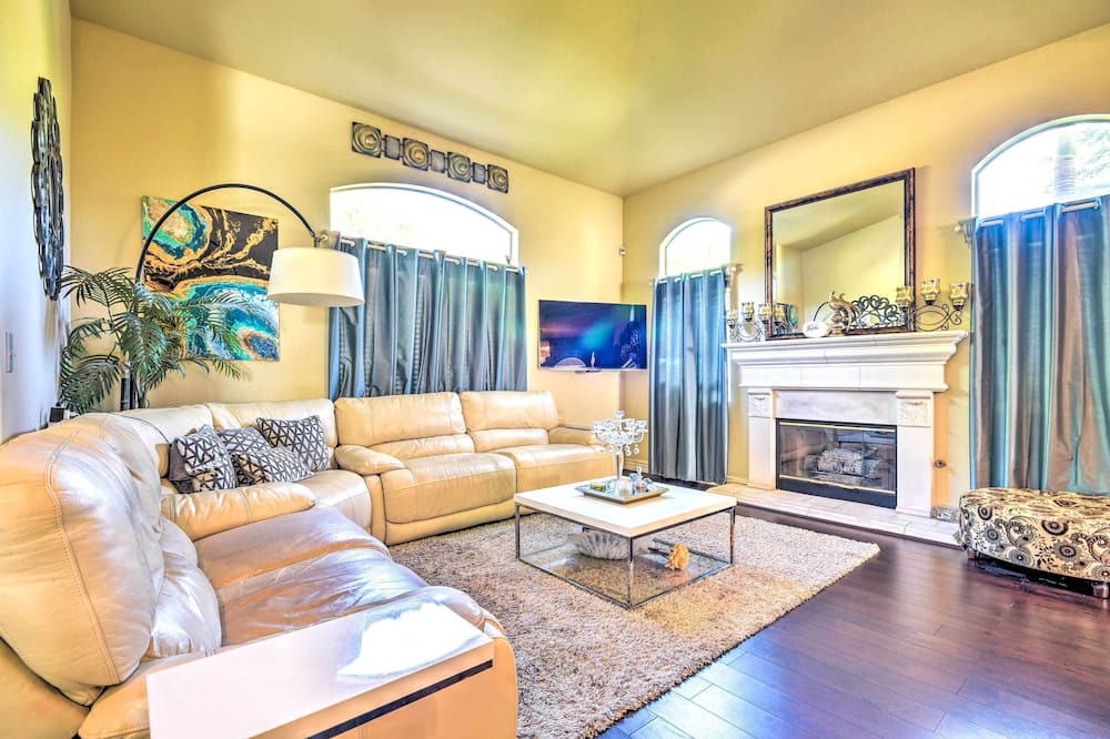 Photo of Livingroom in Sylmar