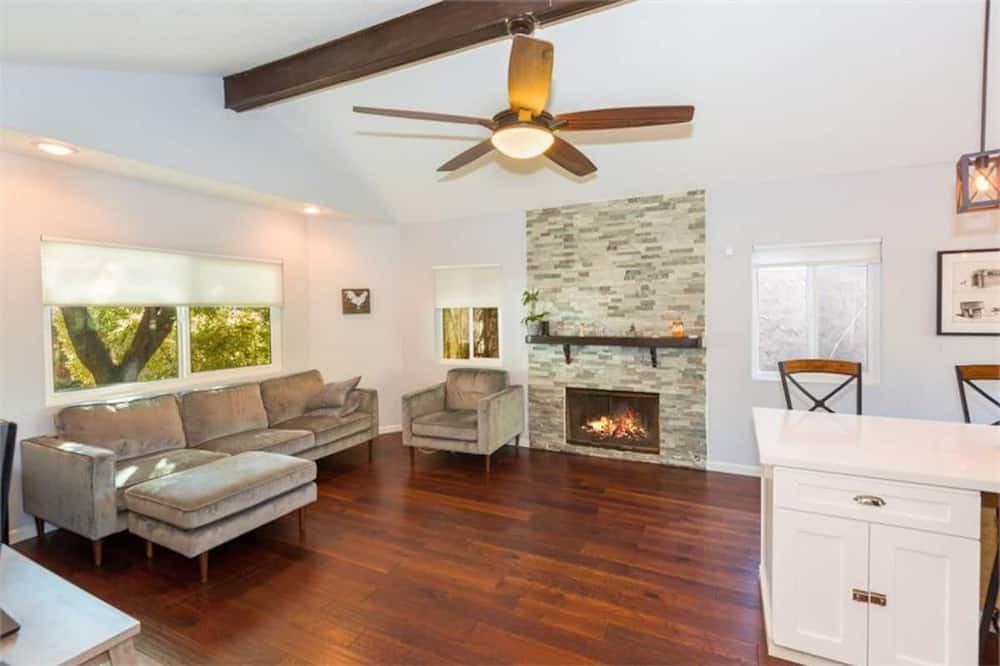 Photo of Livingroom in Chatsworth