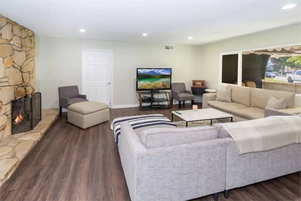 Photo of Livingroom in Simi Valley
