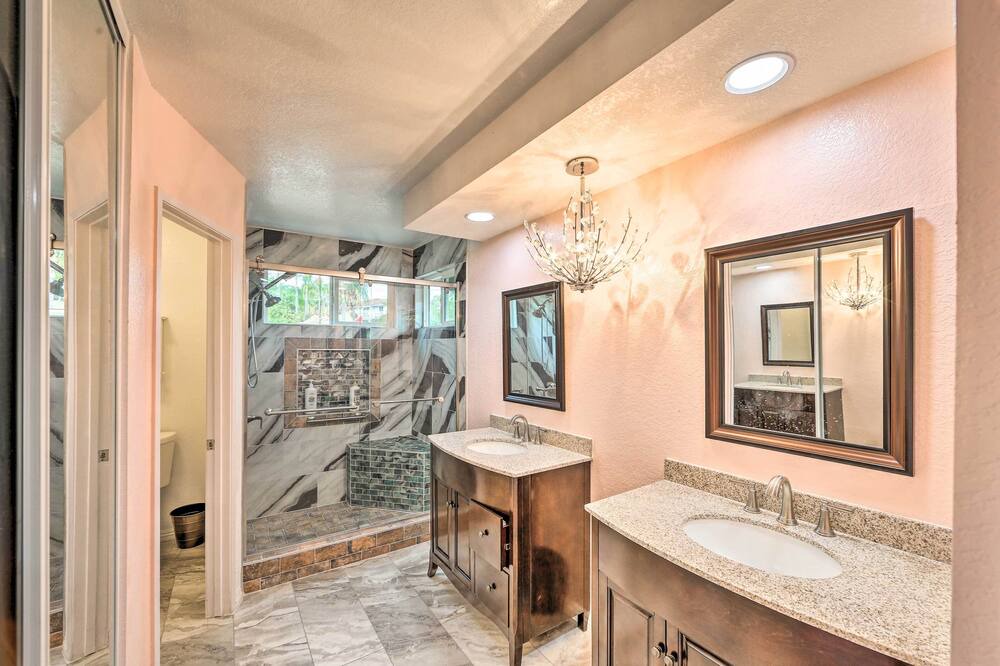 Photo of Bathroom in Corona