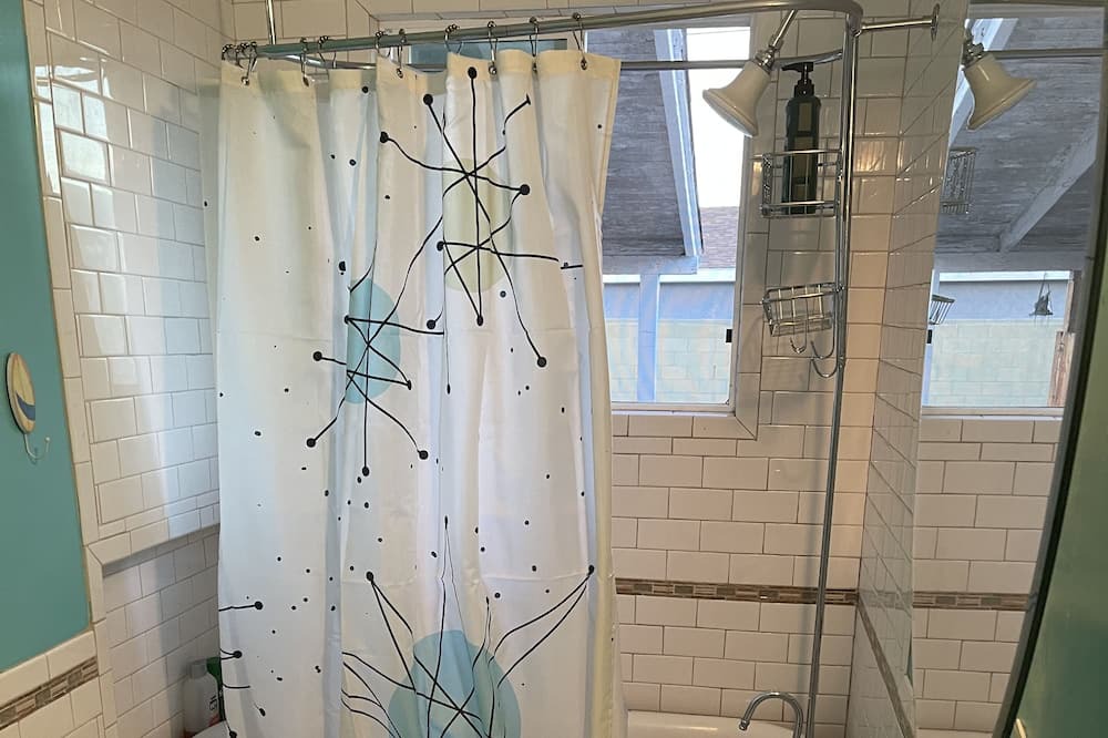 Photo of Bathroom in Del Aire