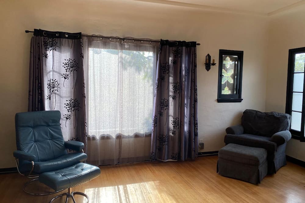 Photo of Livingroom in Alamitos Beach