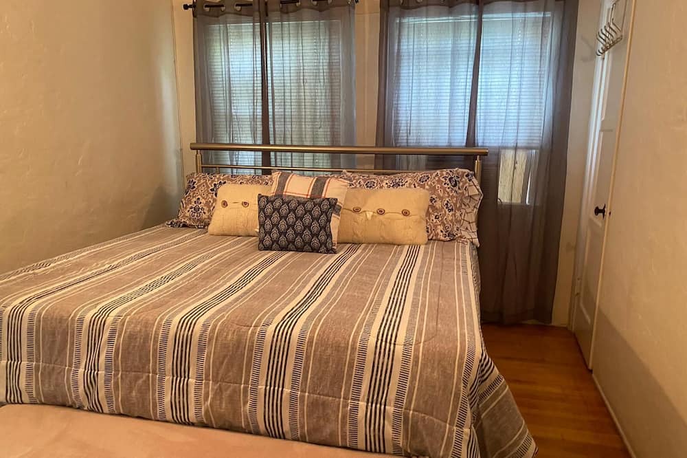 Photo of Bedroom in Alamitos Beach