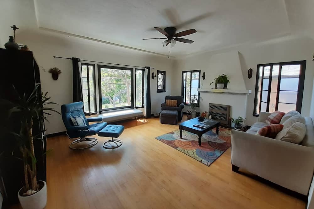 Photo of Livingroom in Alamitos Beach