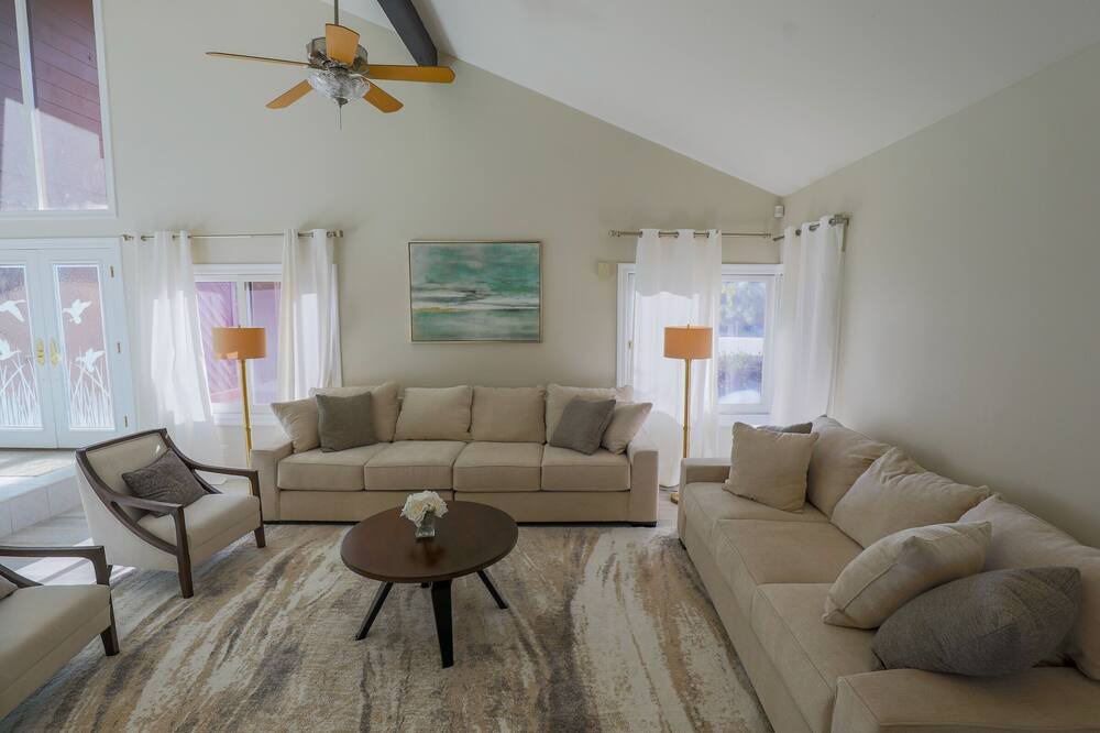 Photo of Livingroom in Fountain Valley