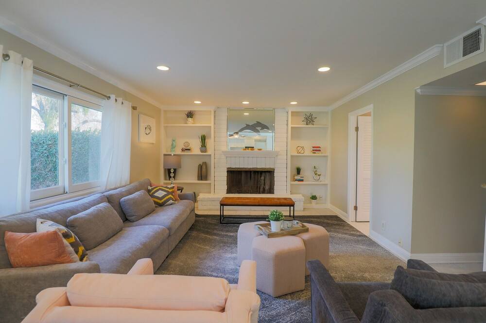 Photo of Livingroom in Fountain Valley