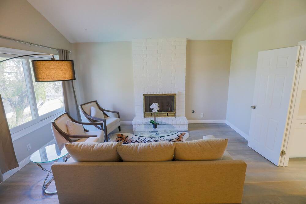 Photo of Livingroom in Fountain Valley