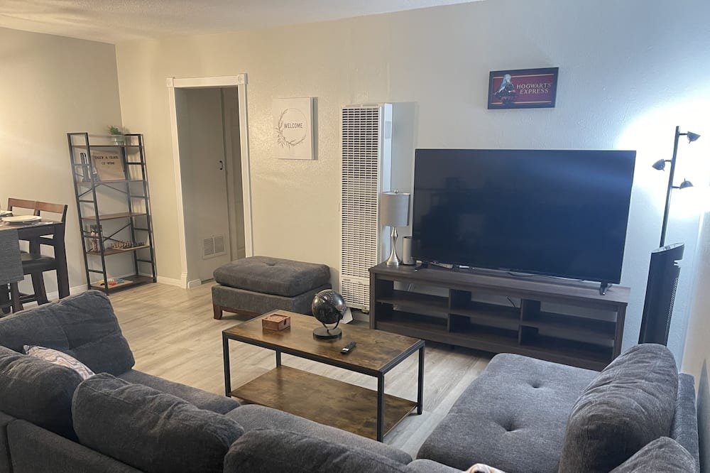 Photo of Livingroom in South Montebello
