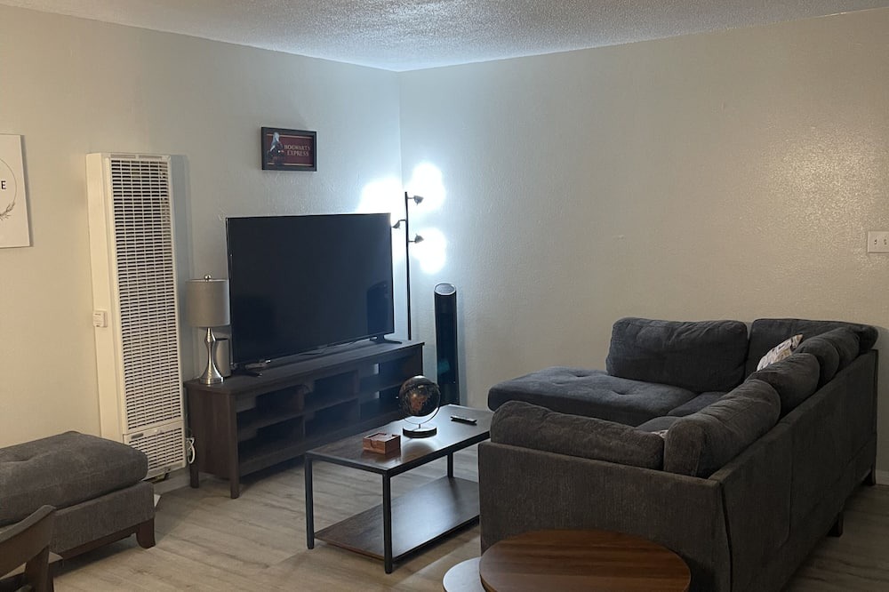 Photo of Livingroom in South Montebello