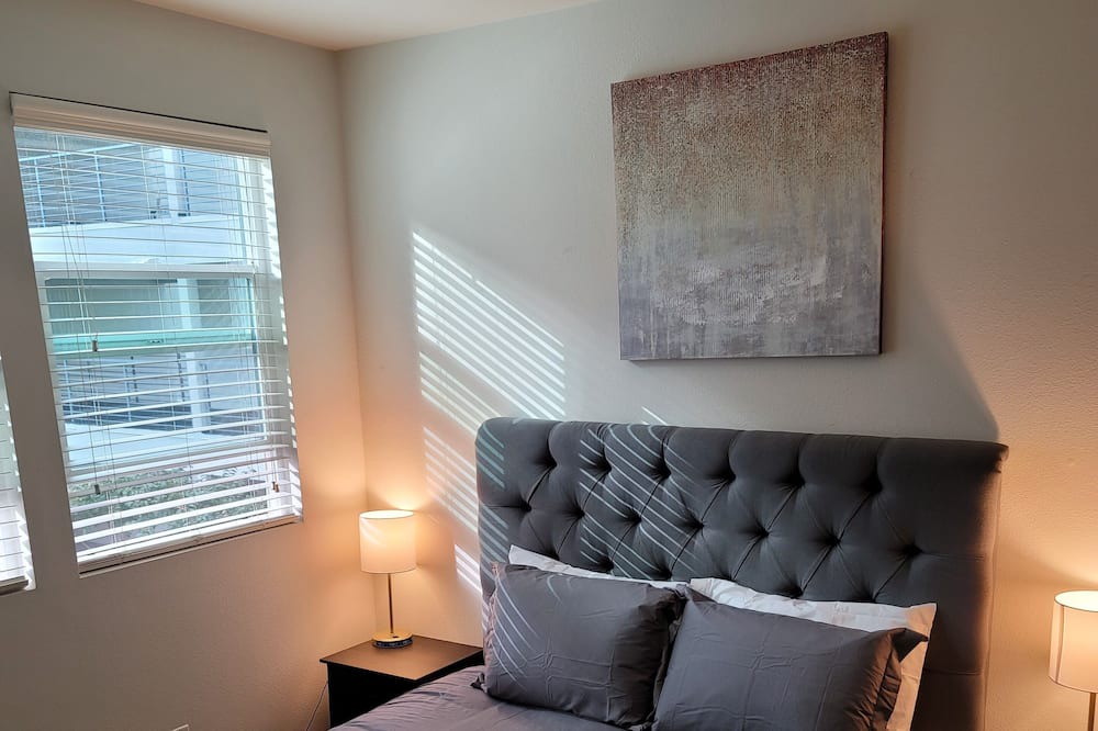 Photo of Bedroom in NoHo Arts District