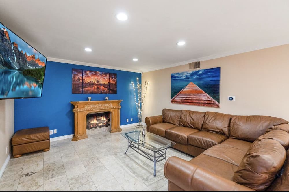 Photo of Livingroom in Fountain Valley