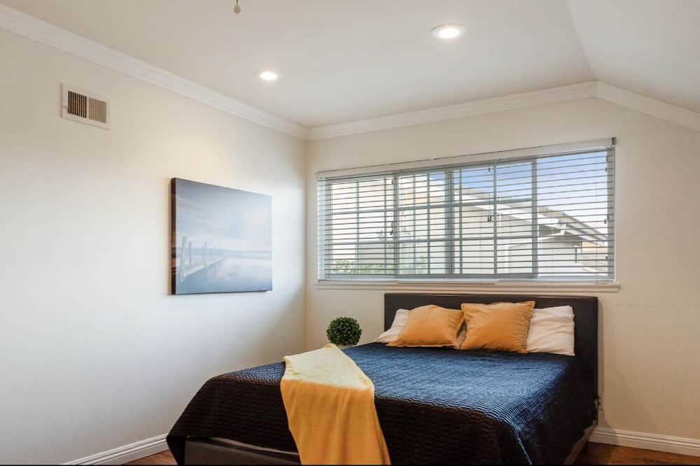 Photo of Bedroom in Fountain Valley