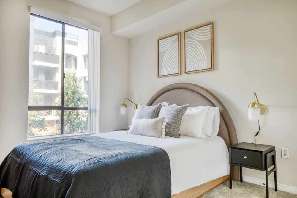 Photo of Bedroom in NoHo Arts District