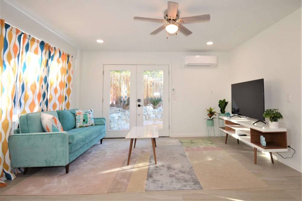 Photo of Livingroom in Cathedral City Cove