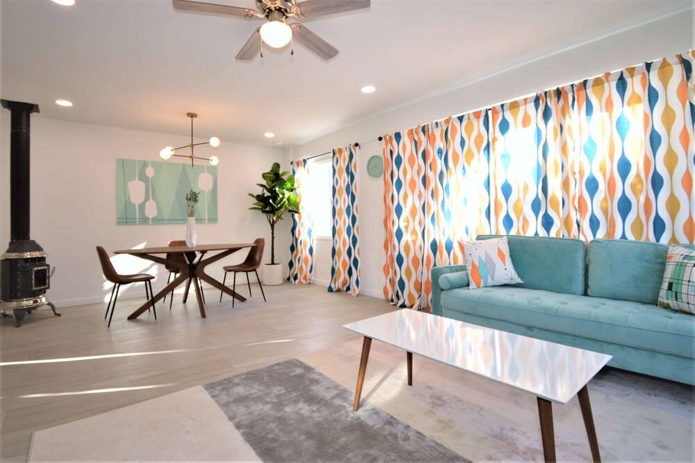Photo of Livingroom in Cathedral City Cove