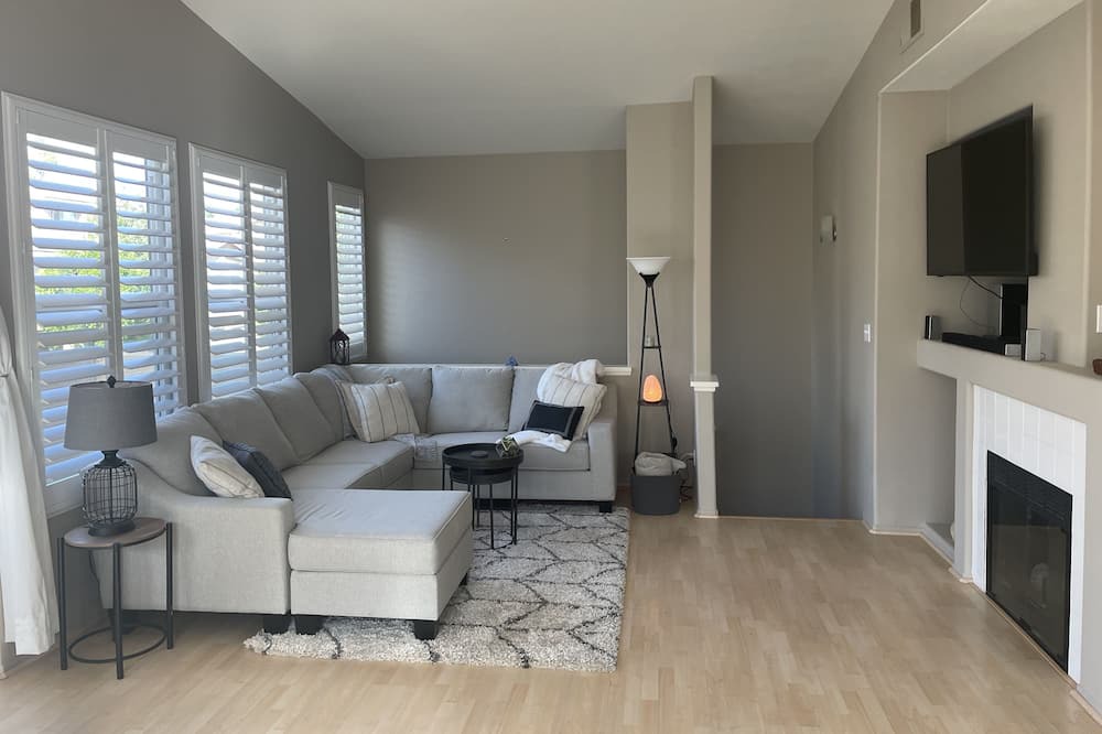 Photo of Livingroom in Anaheim Hills