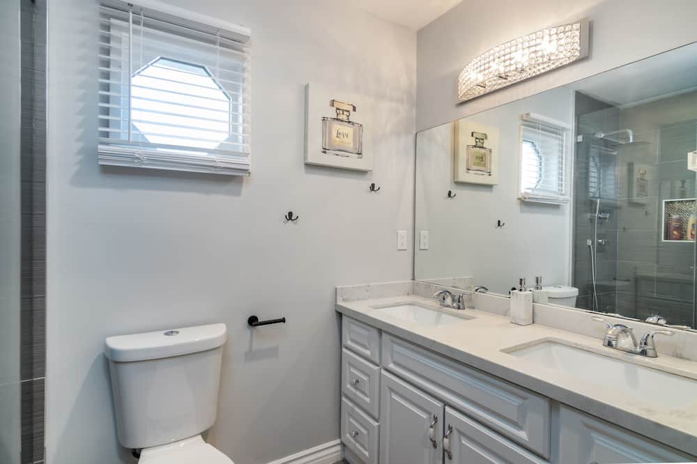 Photo of Bathroom in Reseda