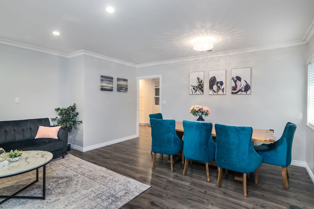 Photo of Livingroom in Reseda