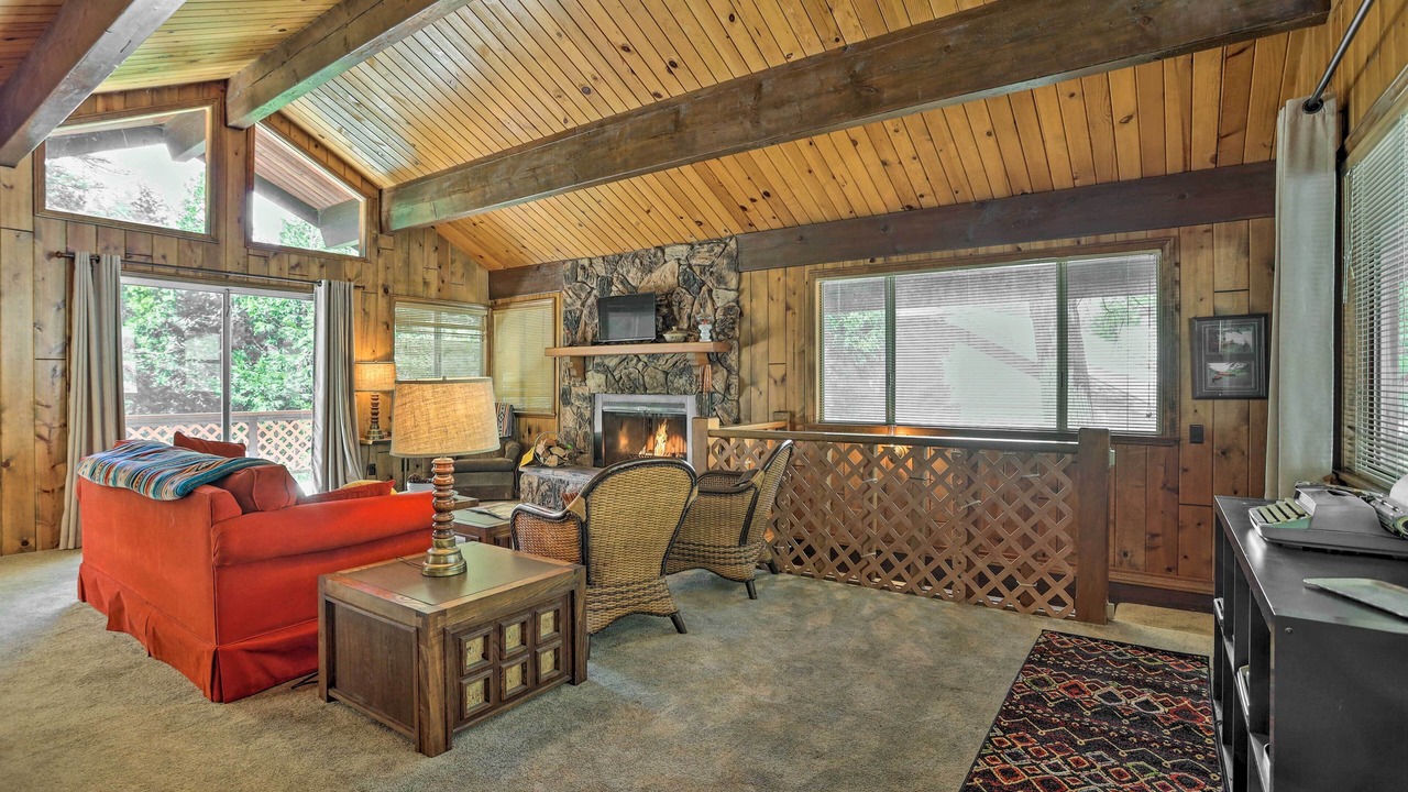 Photo of Livingroom in Crestline