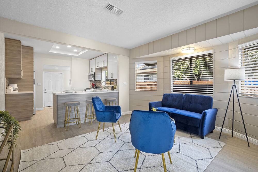 Photo of Livingroom in Pacific - Edison