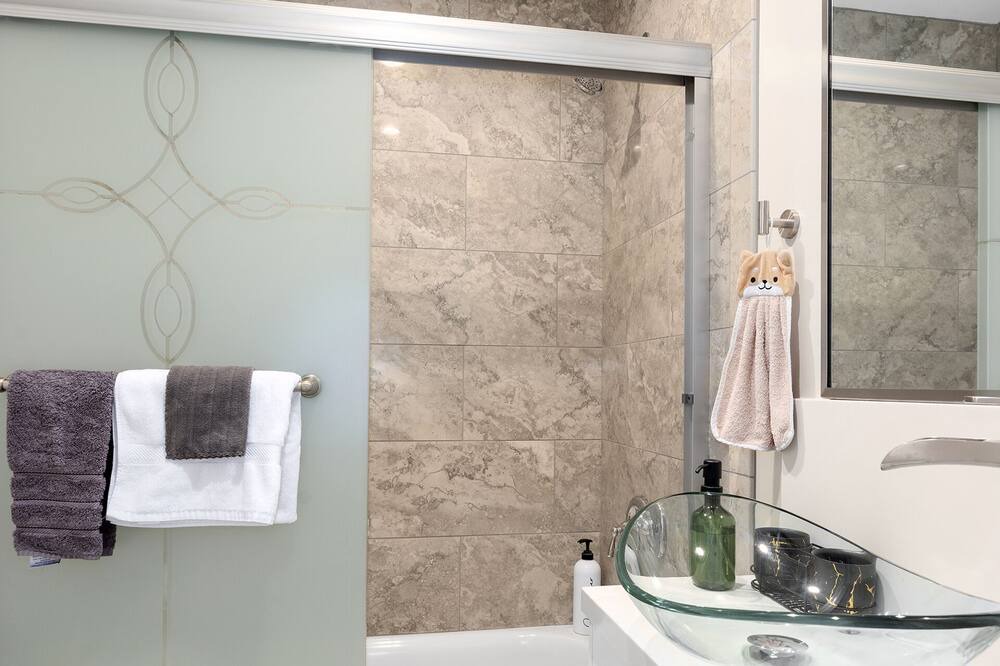 Photo of Bathroom in Pacific - Edison