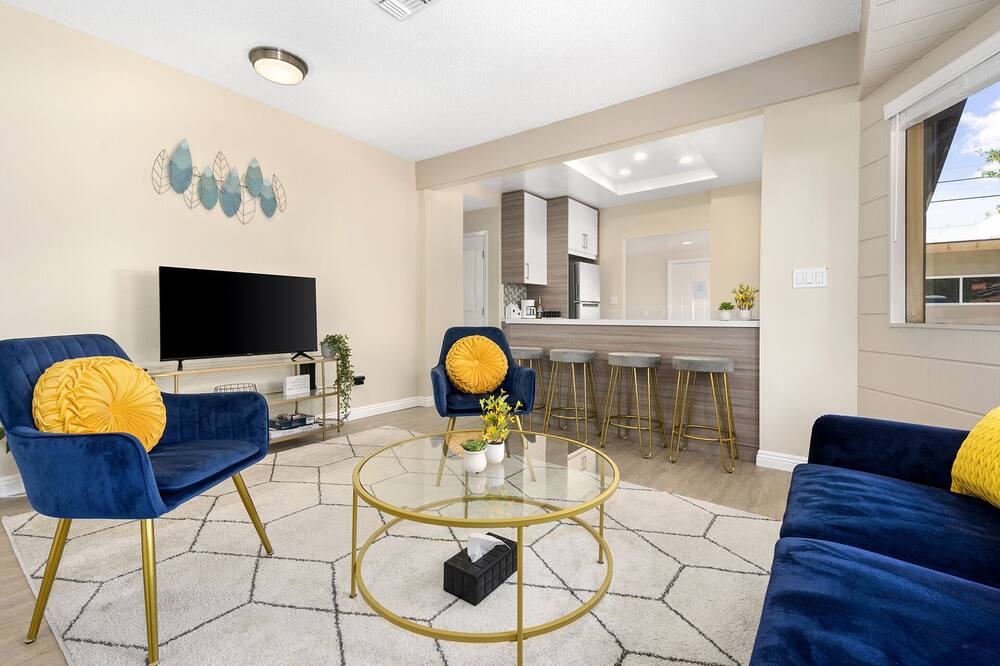 Photo of Livingroom in Pacific - Edison