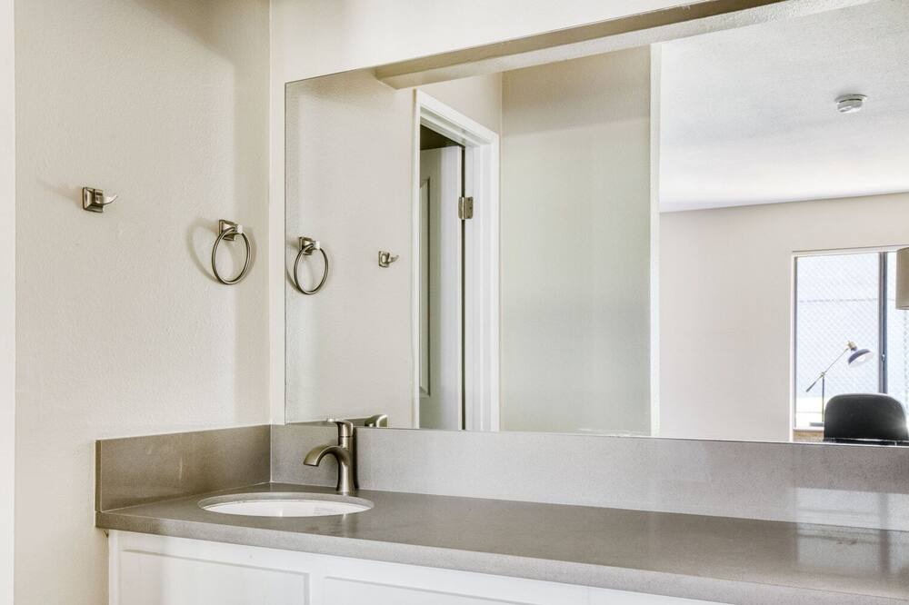 Photo of Bathroom in Warner Center