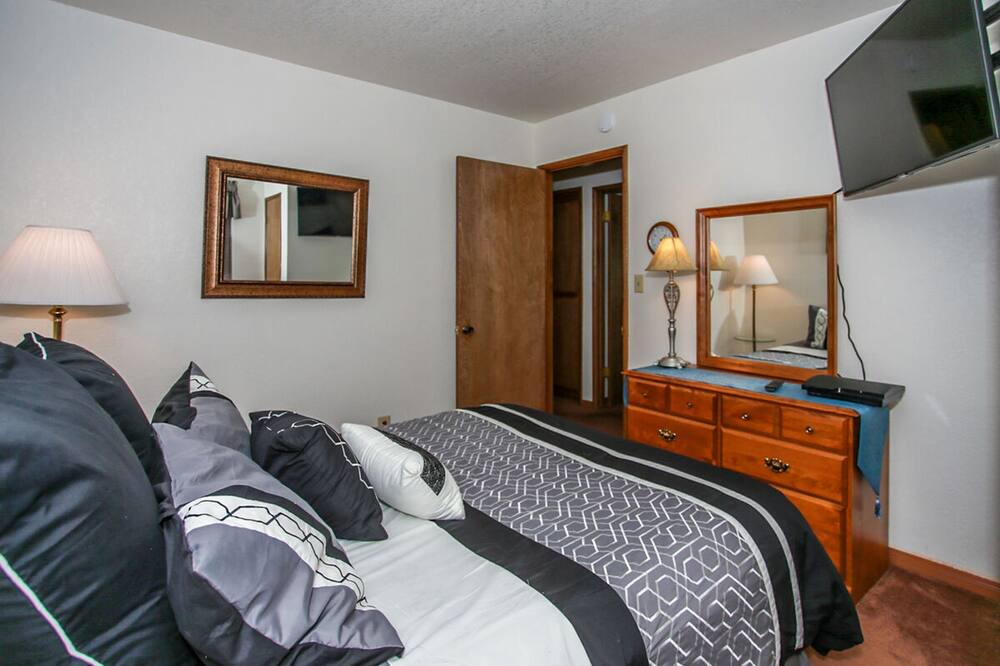 Photo of Bedroom in Summit Estates