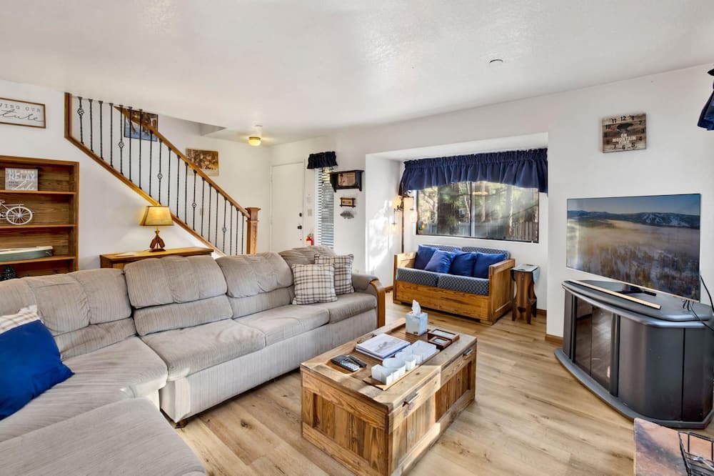 Photo of Livingroom in Summit Estates