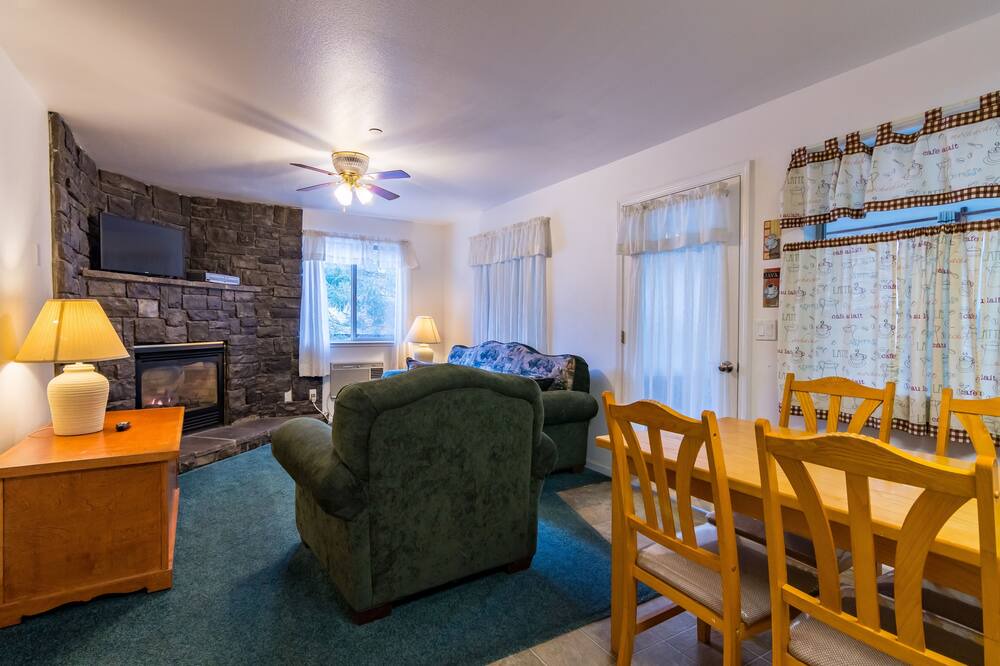 Photo of Livingroom in Groveland