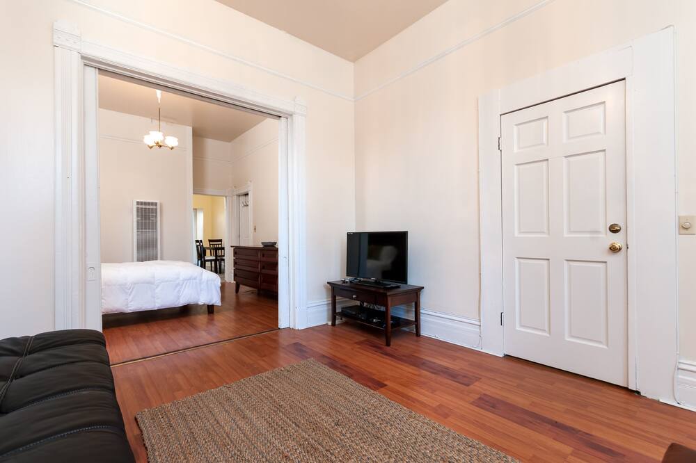Photo of Bedroom in Downtown Oakland