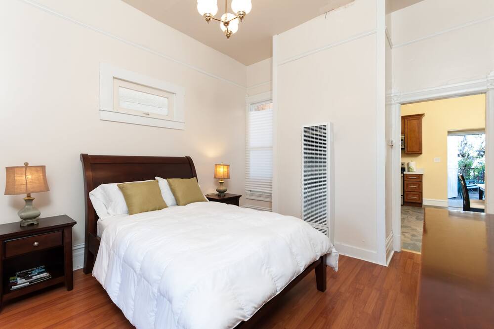 Photo of Bedroom in Downtown Oakland