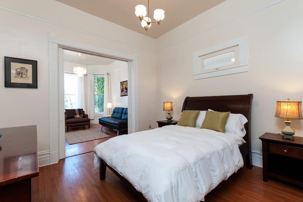 Photo of Bedroom in Downtown Oakland