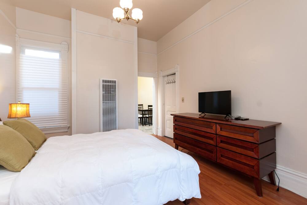 Photo of Bedroom in Downtown Oakland