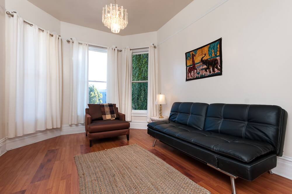 Photo of Livingroom in Downtown Oakland