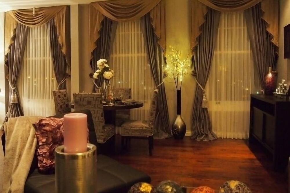 Photo of Livingroom in Cortez Hill