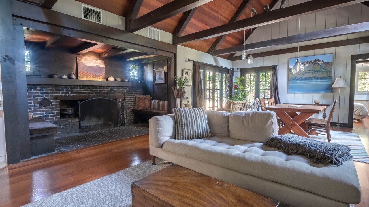 Photo of Livingroom in Altadena