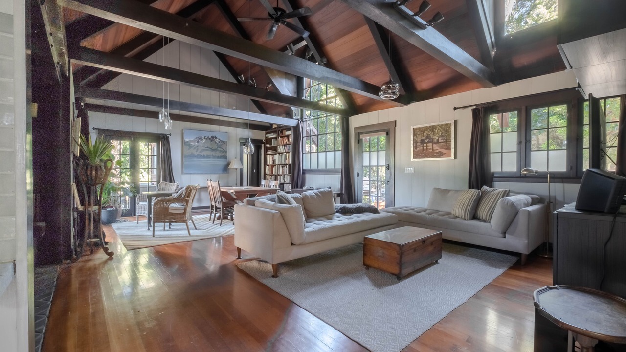 Photo of Livingroom in Altadena