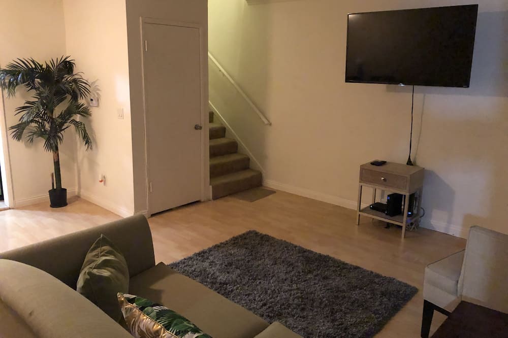 Photo of Livingroom in La Crescenta-Montrose