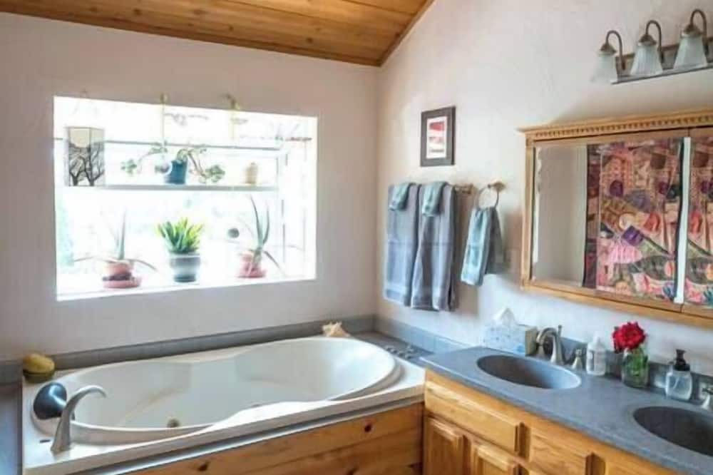 Photo of Bathroom in Cedar Ridge