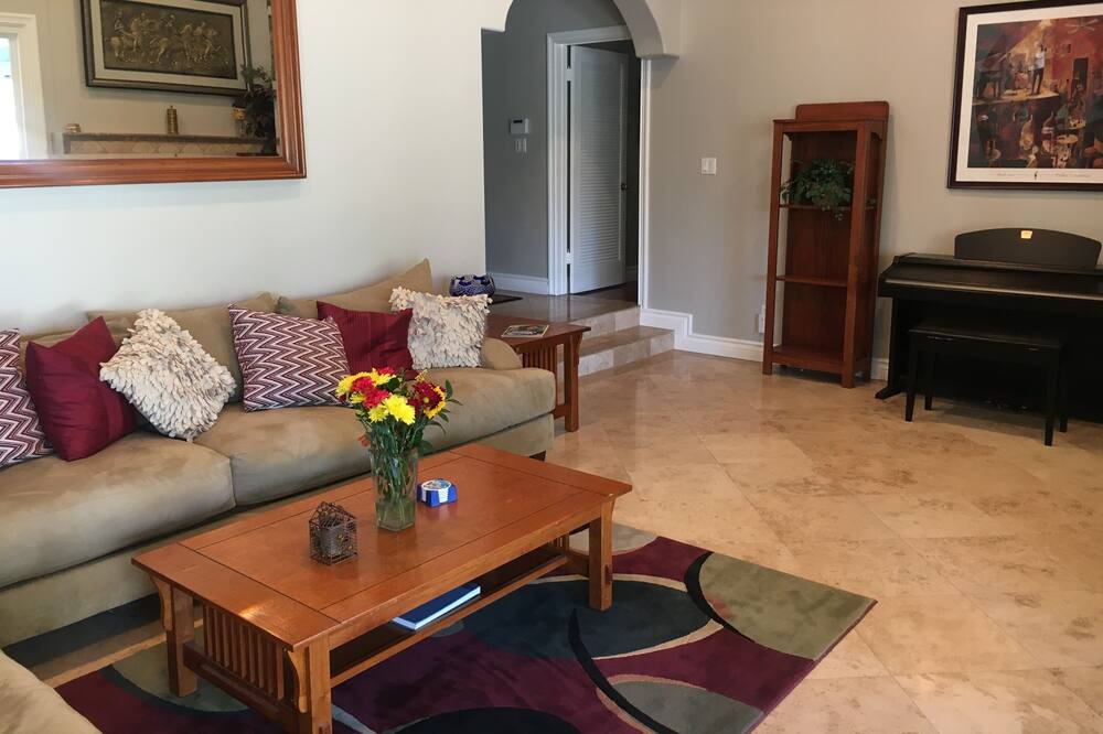 Photo of Livingroom in Canoga Park
