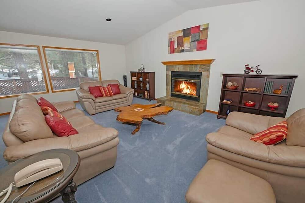 Photo of Livingroom in Highland Woods
